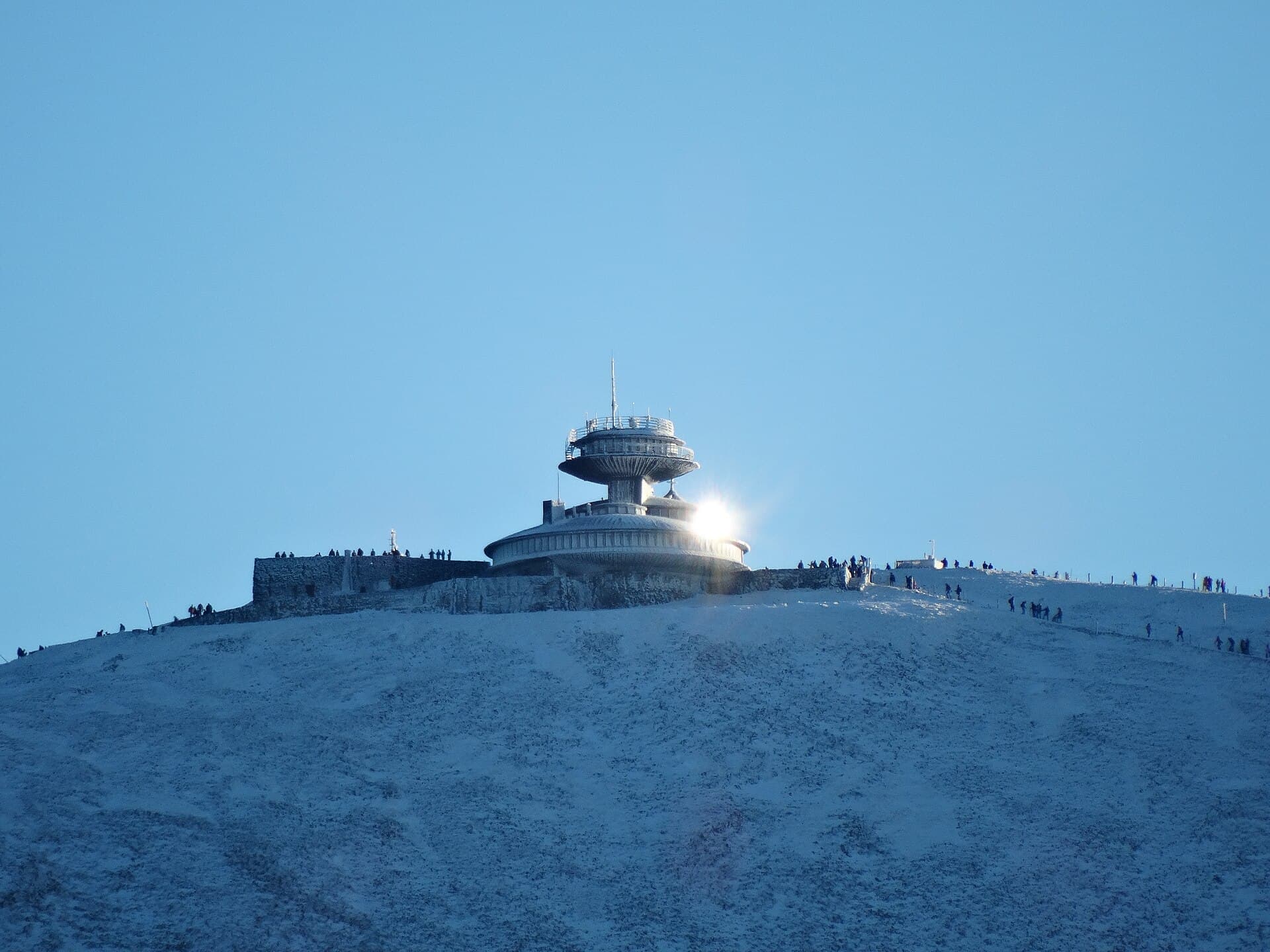 Obserwatorium meteorologiczne na szczycie Śnieżki pod błękitnym niebem